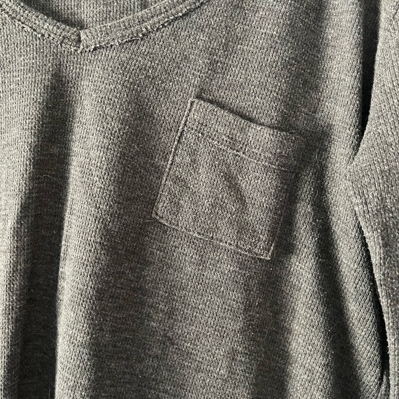Long sleeve Vneck with pocket - Picture 2 of 3
